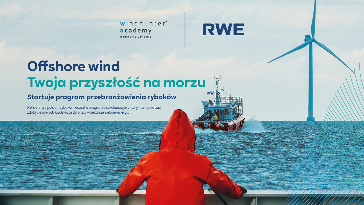 Statek na wodzie z turbinami wiatrowymi w tle. Osoba w czerwonej kurtce obserwuje z brzegu.