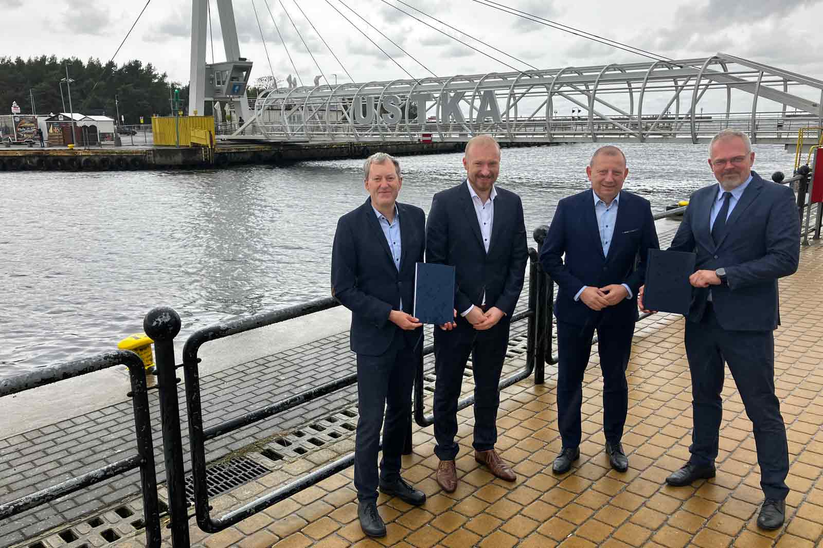 Przedstawiciele zespołu projektowego F.E.W. Baltic II oraz Portu i Miasta Ustka z podpisaną umową dzierżawy gruntu pod bazę operacyjną w Ustce.